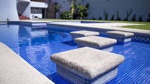 Una piscina al aire libre