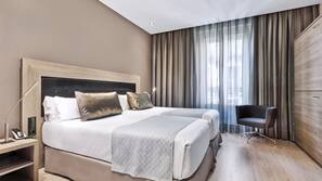 Een minibar, een kluis op de kamer, een bureau, gratis wifi