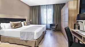 Een minibar, een kluis op de kamer, een bureau, gratis wifi