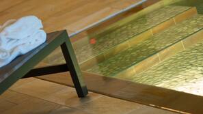 Piscina coperta, con ingresso dalle 10:00 alle 20:00, lettini
