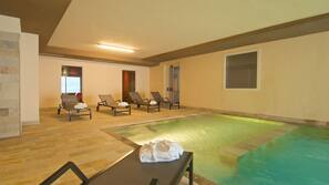 Piscina coperta, con ingresso dalle 10:00 alle 20:00, lettini