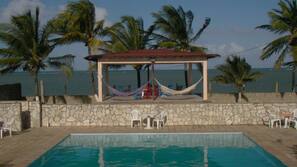3 piscines extérieures, parasols de plage, chaises longues