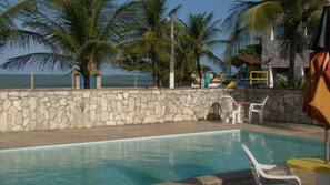3 piscines extérieures, parasols de plage, chaises longues