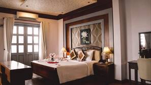 Minibar, in-room safe, desk, iron/ironing board