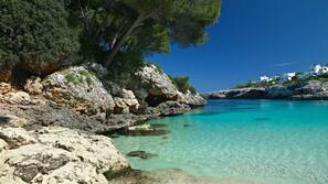 Una spiaggia nelle vicinanze, sabbia bianca, ombrelloni