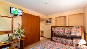 Minibar, caja fuerte, escritorio y Internet por cable gratuito