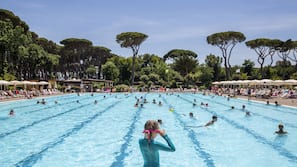 Piscina coperta, 5 piscine all'aperto, ombrelloni da piscina, lettini