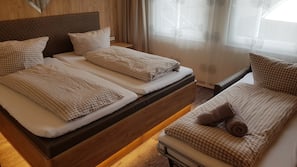 Minibar, Schreibtisch, kostenloses WLAN, Bettwäsche