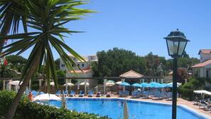 3 piscines extérieures