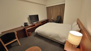 Premium bedding, desk, iron/ironing board, free WiFi