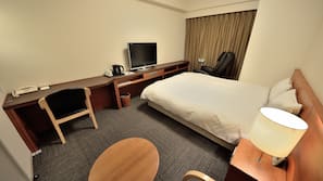 Premium bedding, desk, iron/ironing board, free WiFi
