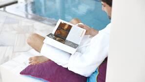 Innenpool, Außenpool, geöffnet von 07:00 Uhr bis 20:00 Uhr, Liegestühle