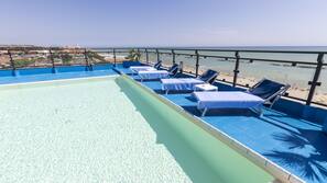 Piscina stagionale all'aperto, lettini