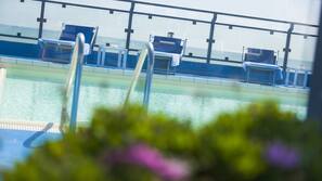 Piscina stagionale all'aperto, lettini