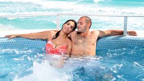 Una piscina al aire libre, sombrillas