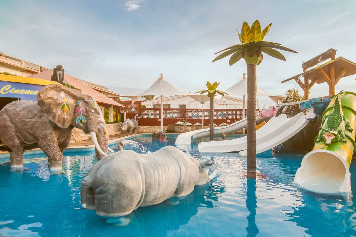 pool ares at GR Caribe Cancun All Inclusive Resort