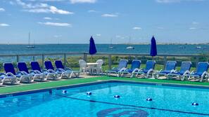 Piscina externa sazonal, funciona das 8h30 às 21h00, guarda-sóis