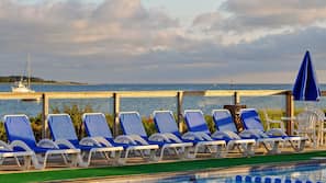 Piscina externa sazonal, funciona das 8h30 às 21h00, guarda-sóis