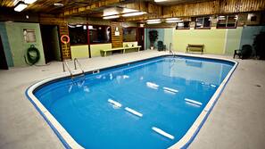 Una piscina cubierta