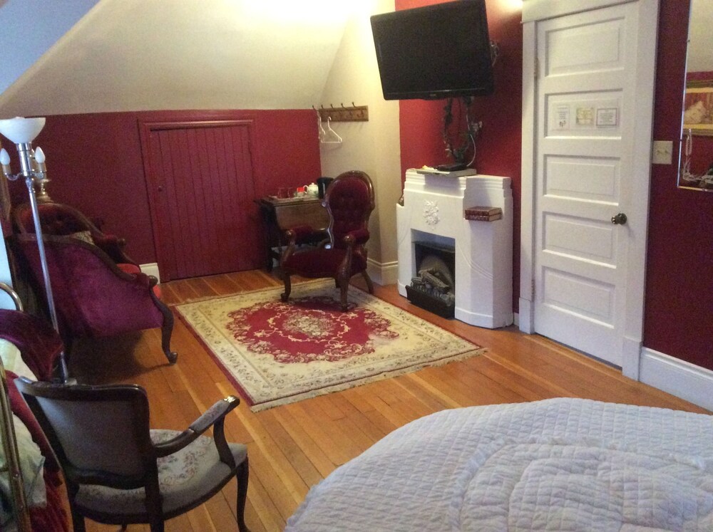 Wakamow Heights Bed & Breakfast in Moose Jaw | Best Rates & Deals on Orbitz