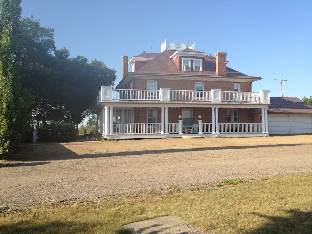 Wakamow Heights Bed & Breakfast in Moose Jaw | Best Rates & Deals on Orbitz