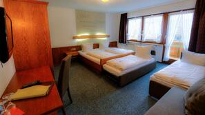 Een bureau, een strijkplank/strijkijzer, gratis babybedden, gratis wifi
