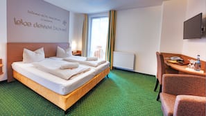Een bureau, een strijkplank/strijkijzer, gratis babybedden, gratis wifi