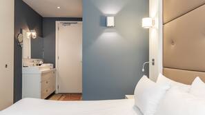 Hypo-allergenic bedding, minibar, in-room safe, desk