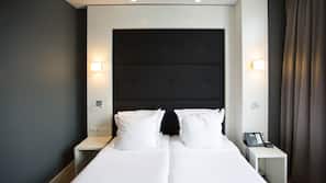 Hypo-allergenic bedding, minibar, in-room safe, desk