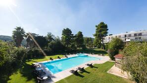 Piscina coperta, 2 piscine all'aperto, ombrelloni da piscina, lettini
