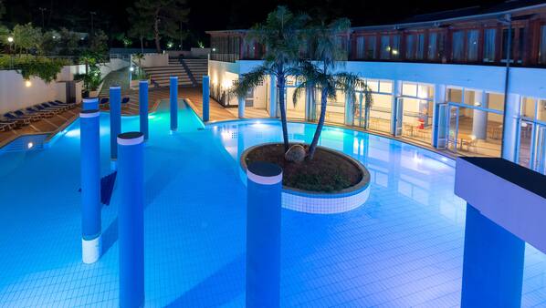 2 piscine all'aperto, una piscina sportiva, lettini