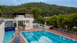 2 piscine all'aperto, una piscina sportiva, lettini