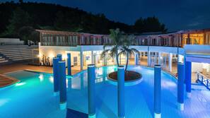 2 piscine all'aperto, una piscina sportiva, lettini