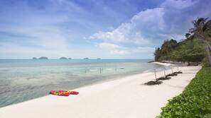 Private beach, free beach shuttle, sun-loungers, beach umbrellas