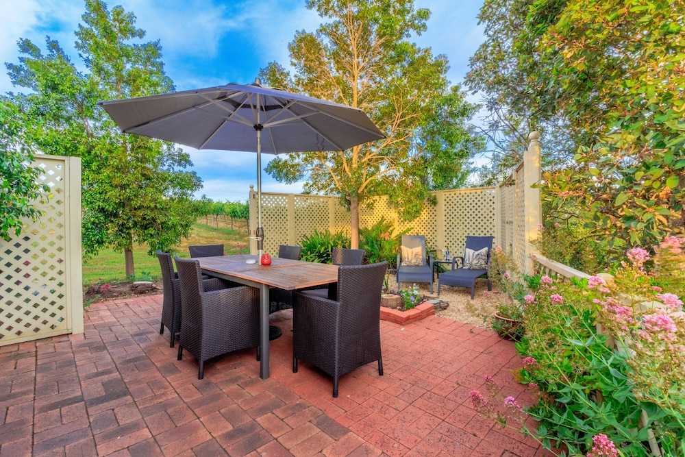 Stonewell Cottages & Vineyards