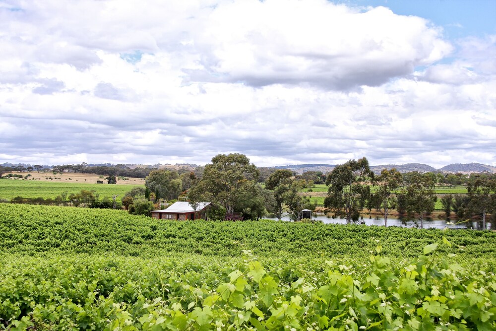 Stonewell Cottages & Vineyards
