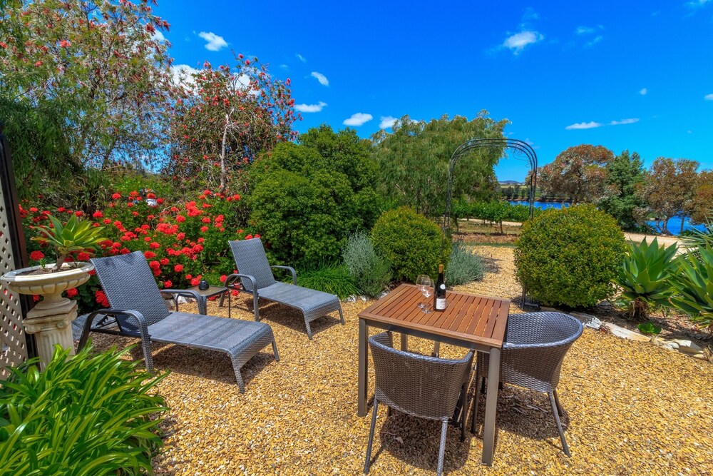 Stonewell Cottages & Vineyards