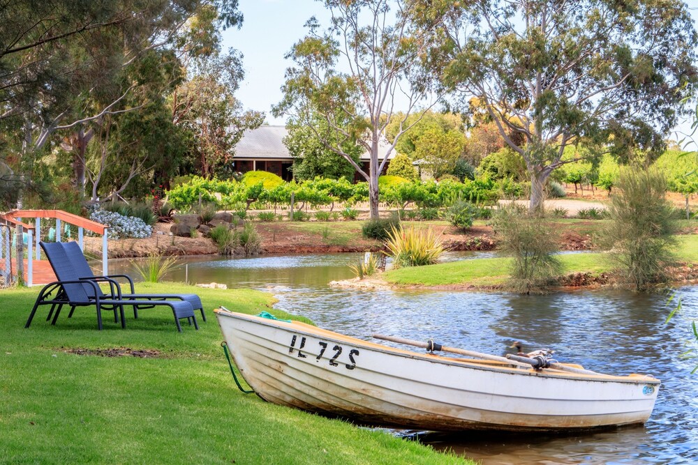 Stonewell Cottages & Vineyards