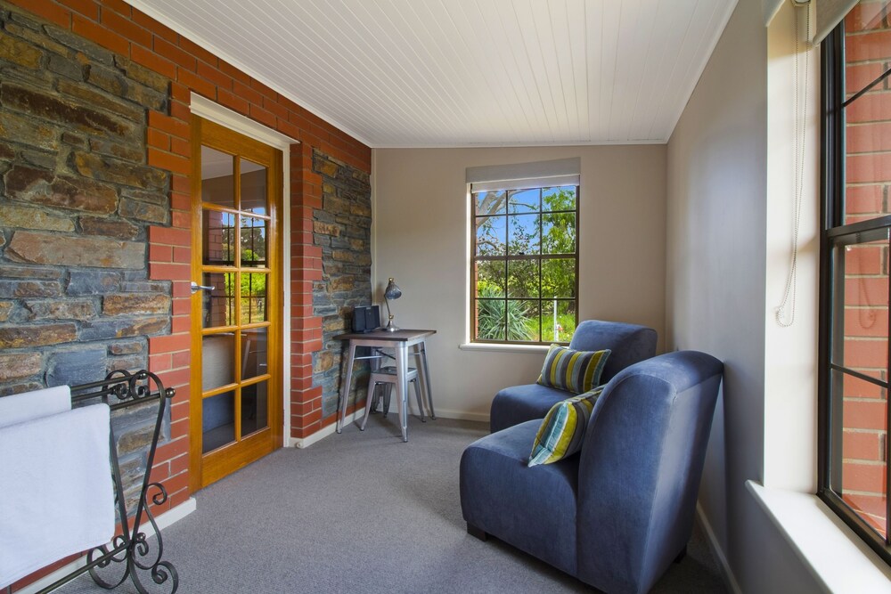 Stonewell Cottages & Vineyards