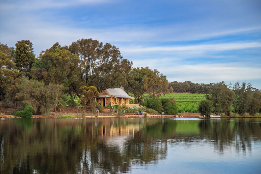 Stonewell Cottages & Vineyards