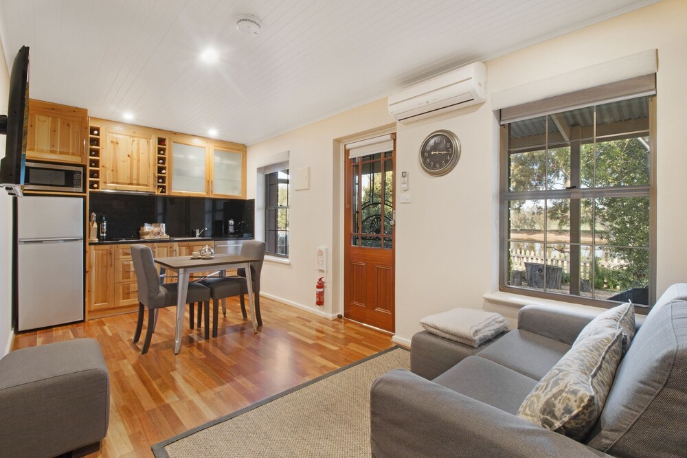 Stonewell Cottages & Vineyards