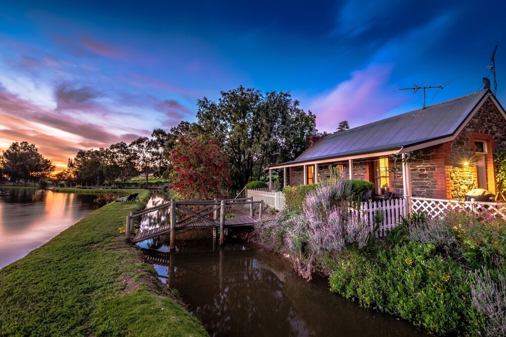 Stonewell Cottages & Vineyards