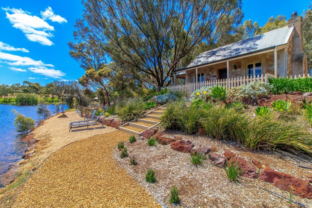 Stonewell Cottages & Vineyards