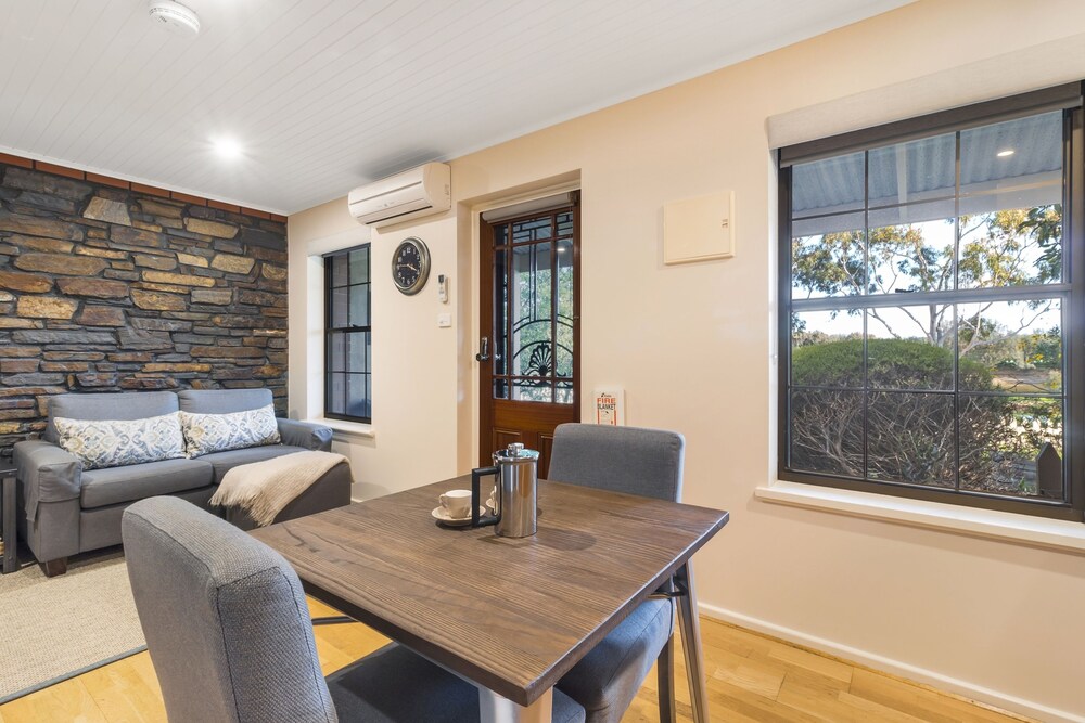 Stonewell Cottages & Vineyards