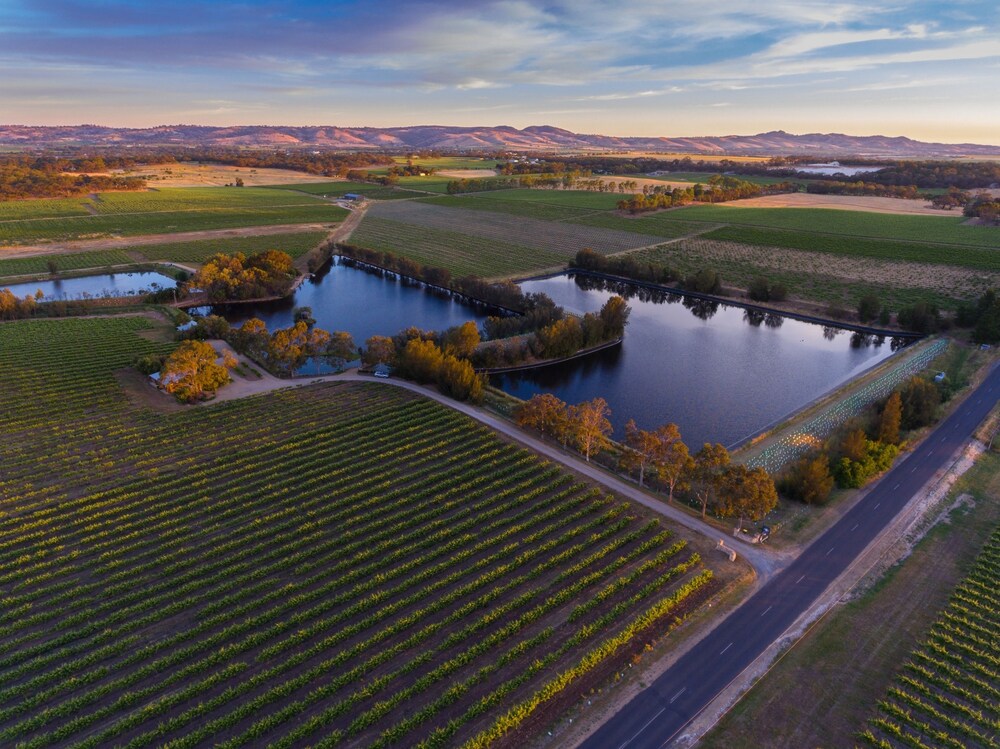 Stonewell Cottages & Vineyards