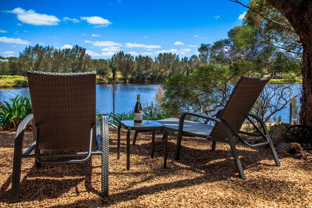 Stonewell Cottages & Vineyards