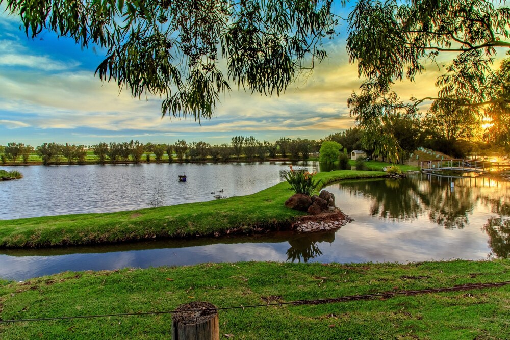 Stonewell Cottages & Vineyards