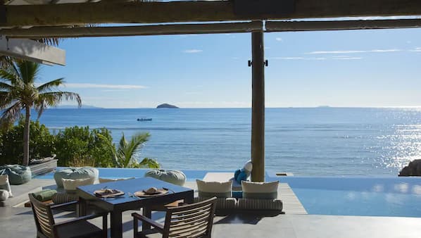 Outdoor pool, free pool cabanas, pool loungers
