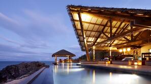 Outdoor pool, free pool cabanas, pool loungers