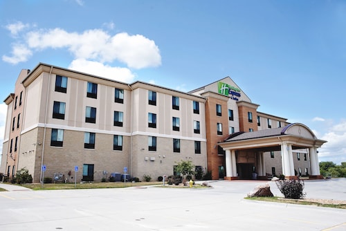 Great Place to stay Holiday Inn Express and Suites Urbandale near Urbandale 